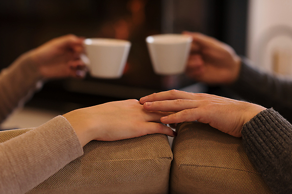 포토 JPG 해외이미지 손 커플 티타임 실내 따뜻함 들기 아웃포커스 신체부위 손맞댄 해외포토 관계 모션 휴식 촬영기법 사람 내부 파일형식 이미지허브