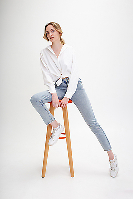 포토 JPG 해외이미지 백인 모델 긴머리 응시 여자 포즈 백그라운드 운동화 셔츠 의자 실내 한명 사람 앉기 파란색 뷰티 유행 흰색 청바지 우아함 내추럴 고립 기본 스타일 해외포토 서양인 1 헤어스타일 시선 컬러 가구 신발 컨셉 상의 바지 모션 내부 파일형식 이미지허브