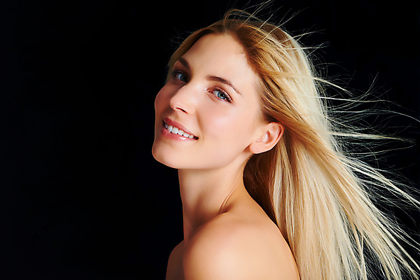 포토 JPG 해외이미지 응시 여자 한명 상반신 성인 뷰티 머리카락 성인여자한명만 흩날리기 해외포토 1 시선 모션 사람 머리 여자한명만 성인여자만 파일형식 이미지허브