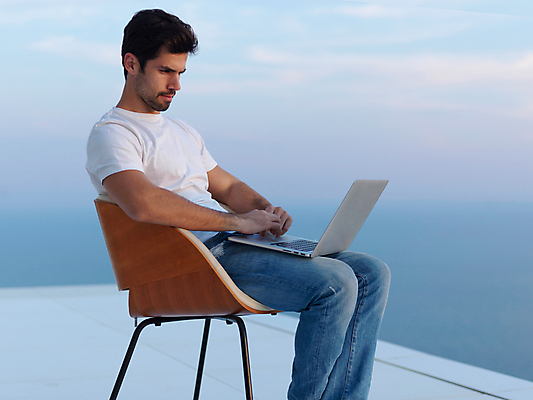 포토 JPG 해외이미지 전신 남자 의자 비즈니스 하늘 휴식 한명 앉기 성인 야외 옆모습 노트북 자유 옥상 성인남자한명만 해외포토 1 뷰포인트 가구 컨셉 모션 사람 전자제품 남자한명만 성인남자만 파일형식 이미지허브