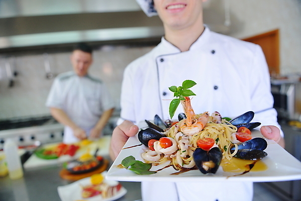 포토 JPG 해외이미지 남자 파스타 실내 요리 들기 상반신 성인 두명 앞모습 아웃포커스 주방 요리사 성인남자만 해외포토 직업 뷰포인트 모션 서양음식 촬영기법 사람 내부 남자만 성인만 파일형식 이미지허브