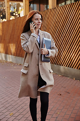 포토 JPG 해외이미지 백인 라이프스타일 옷 여자 모바일 거리 한명 사람 성인 야외 노트북 스마트폰 핸드폰 컴퓨터 뷰티 알약 유행 걷기 외침 산책 코트 잡기 도시 부름 빨간머리 의사소통 채팅 스타일 해외포토 서양인 1 헤어스타일 모션 휴식 생활 전자제품 스마트기기 약 소리 외투 파일형식 이미지허브