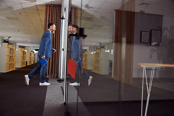 포토 JPG 해외이미지 백인 직업 1 라이프스타일 응시 남자 행복 백그라운드 비즈니스 CEO 사업가 성공 넥타이 노동자 수염 아이디어 실내 한명 미소 사람 정장 성인 노트북 사무실 흰색 업무 작업 비즈니스맨 자신감 책상 경영자 문서 경영 해외포토 서양인 시선 잡화 옷 감정 컬러 가구 컨셉 표정 내부 생활 전자제품 직장인 리더 파일형식 이미지허브