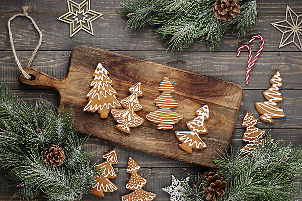 포토 JPG 해외이미지 잎 크리스마스 크리스마스용품 실내 사람없음 하이앵글 솔방울 나무도마 크리스마스트리모양쿠키 나무배경 해외포토 식물 기념일 뷰포인트 백그라운드 도마 내부 목재 쿠키 용품 파일형식 이미지허브