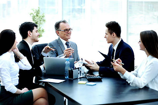 포토 JPG 해외이미지 직업 여자 남자 비즈니스 통신 탁자 협력 설계 노동자 대화 사람 여러명 성인 금융 노트북 컴퓨터 사무실 알약 디지털 작업 도움 비즈니스맨 비즈니스우먼 발표 그룹 계획 대표 토론 동료 직원 경영자 문서 경영 세미나 브레인스토밍 해외포토 가구 다수 컨셉 관계 말하기 경제 전자제품 약 직장인 리더 파일형식 이미지허브