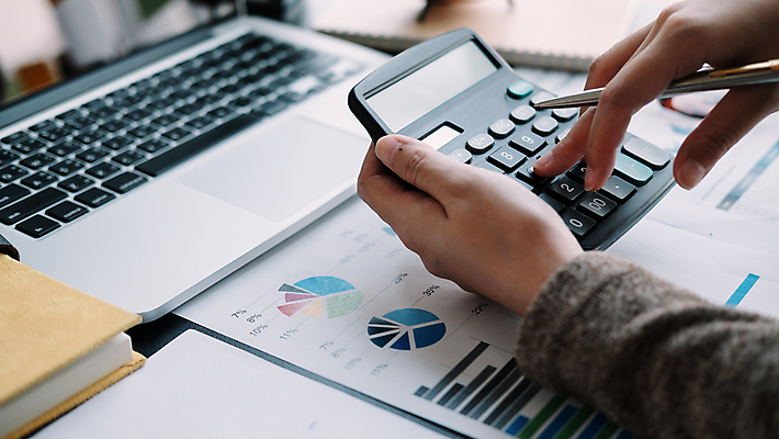 포토 JPG 해외이미지 손 그래프 들기 신체부위 책 노트북 펜 계산기 계산 보고서 회계 회계사 해외포토 직업 모션 문구용품 사람 경제 전자제품 필기구 장비 파일형식 이미지허브