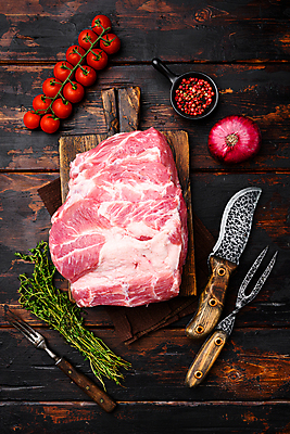 포토 JPG 해외이미지 포크 식재료 방울토마토 양파 생고기 돼지고기 사람없음 하이앵글 식칼 백리향 플랫레이 해외포토 식기 뷰포인트 토마토 채소 주방용품 육류 플랫 파일형식 이미지허브