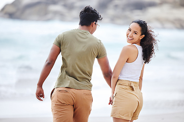 포토 JPG 해외이미지 주간 커플 여자 남자 여유 바다 휴식 함께함 상반신 성인 야외 두명 뒷모습 걷기 손잡기 뒤돌아보기 즐거움 히스패닉 성인만 해외포토 자연요소 감정 뷰포인트 컨셉 관계 모션 사람 파일형식 이미지허브