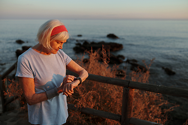 포토 JPG 해외이미지 백인 라이프스타일 공원 여자 여유 스포츠 바다 신체 자연 휴식 운동선수 건강 한명 야외 운동복 우주 환경 화목 일몰 산책 활발 은퇴 날씬함 연습 명상 예방 돌봄 옛날 해외포토 서양인 1 옷 공공시설 감정 컨셉 모션 사람 생활 노을 몸매 생태계 파일형식 이미지허브