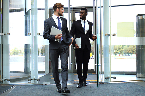 포토 JPG 해외이미지 전신 백인 응시 남자 흑인 비즈니스 실내 들기 성인 두명 앞모습 사무실 문 걷기 비즈니스맨 문서 성인남자만 해외포토 서양인 시선 뷰포인트 모션 사람 내부 직장인 남자만 성인만 파일형식 이미지허브