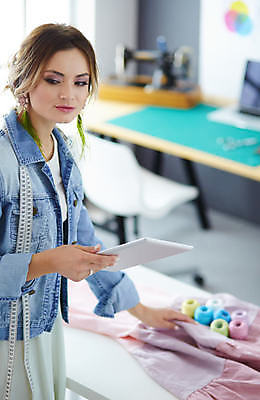 포토 JPG 해외이미지 백인 직업 손 디자인 응시 드레스 옷 여자 행복 산업 비즈니스 한명 미소 사람 알약 유행 흰색 직물 업무 작업실 실 마네킹 디자이너 스케치 천 그림 테이프 재단 재단사 스타일리스트 진짜 스타일 해외포토 서양인 1 시선 감정 컬러 문구용품 표정 미술 신체부위 약 작업 파일형식 이미지허브