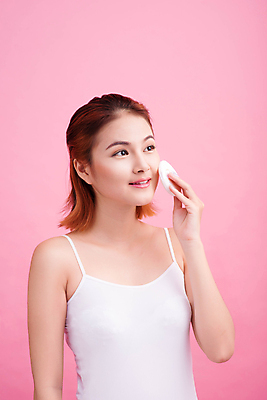 포토 JPG 해외이미지 여자 분홍색 실내 한명 들기 동양인 상반신 성인 앞모습 화장 뷰티 화장품 화장솜 성인여자한명만 해외포토 1 뷰포인트 컬러 모션 사람 인종 내부 화장용품 여자한명만 성인여자만 파일형식 이미지허브