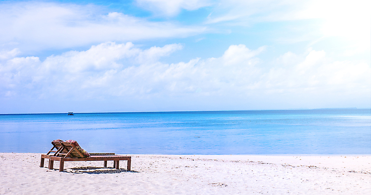 포토 JPG 해외이미지 주간 하늘색 하늘 해변 사람없음 야외 선베드 해외포토 자연요소 바다 의자 파란색 파일형식 이미지허브