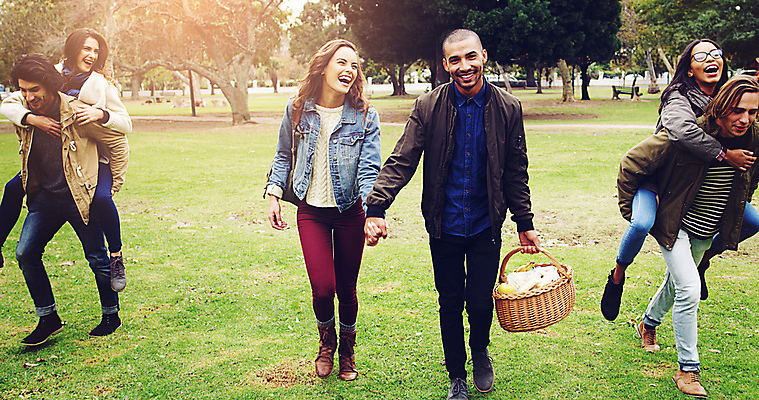 포토 JPG 해외이미지 주간 전신 라이프스타일 커플 응시 공원 여자 남자 행복 여유 함께함 들기 여러명 20대 성인 야외 앞모습 소풍 걷기 손잡기 그룹 업기 소풍바구니 성인만 해외포토 자연요소 시선 공공시설 감정 뷰포인트 다수 컨셉 관계 모션 사람 청년 생활 야외활동 바구니 파일형식 이미지허브
