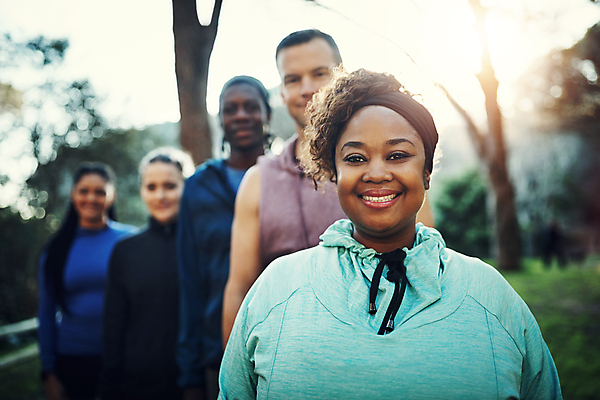 포토 JPG 해외이미지 주간 라이프스타일 응시 여자 남자 행복 미소 여러명 상반신 성인 야외 앞모습 아웃포커스 친구 운동복 운동 활발 숲 긍정 성인만 해외포토 자연요소 시선 옷 감정 뷰포인트 다수 컨셉 관계 촬영기법 표정 건강 사람 생활 파일형식 이미지허브