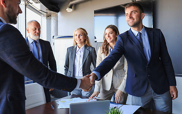 포토 JPG 해외이미지 서양인 여자 남자 회사 악수 정장 여러명 상반신 성인 앞모습 옆모습 마주보기 비즈니스맨 비즈니스우먼 성인만 해외포토 외국인 옷 뷰포인트 다수 비즈니스 모션 사람 손짓 직장인 파일형식 이미지허브