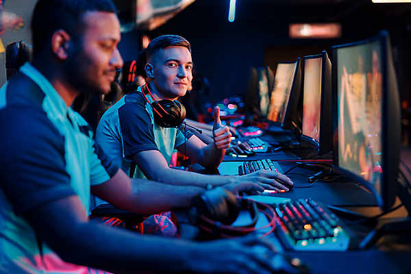 포토 JPG 해외이미지 응시 남자 상반신 성인 취미 두명 옆모습 모니터 헤드셋 경쟁 게임 키보드 마우스 사이버 따봉 게이머 성인남자만 해외포토 시선 뷰포인트 음향기기 컨셉 놀이 사람 컴퓨터 컴퓨터용품 헤드폰 최고 남자만 성인만 파일형식 이미지허브