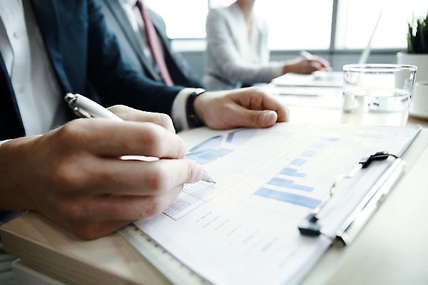 포토 JPG 해외이미지 손 회사 비즈니스 신체부위 펜 기록 업무 물컵 문서 해외포토 사람 컵 필기구 작업 파일형식 이미지허브