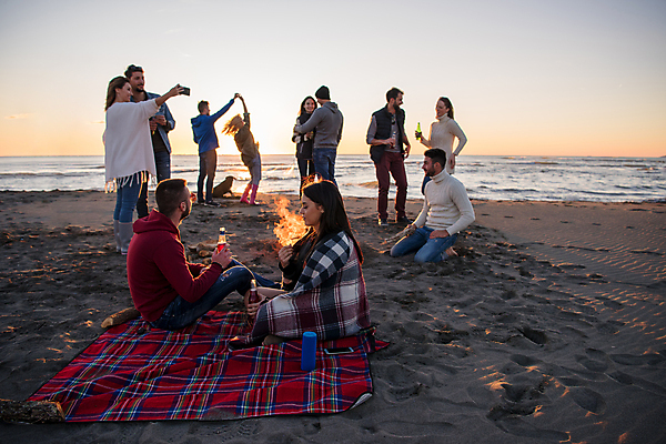 포토 JPG 해외이미지 주간 전신 여자 남자 함께함 서기 들기 앉기 여러명 성인 해변 야외 옆모습 뒷모습 친구 캠핑 춤 모닥불 담요 돗자리 성인만 해외포토 자연요소 바다 뷰포인트 다수 컨셉 관계 모션 불 레저 문화예술 사람 파일형식 이미지허브