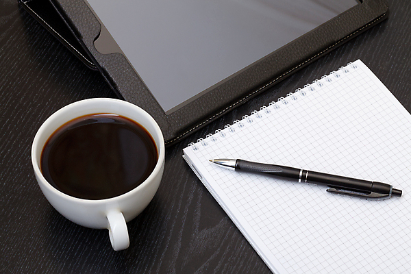 포토 JPG 해외이미지 종이 커피 음료 컨셉 인터넷 비즈니스 탁자 아이디어 나선형 사람없음 목재 컵 터치패드 사무실 알약 펜 우주 검은색 쪽지 공책 어둠 침묵 공백 터치 머그컵 덮개 흰색 업무 메시지 책상 오브젝트 페이지 시트 패드 스타일 해외포토 나무 식기 컬러 가구 무늬 재료 문구용품 필기구 약 소리 뚜껑 작업 파일형식 이미지허브