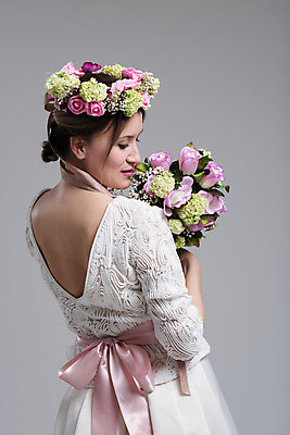 포토 JPG 해외이미지 모델 드레스 여자 행복 부케 웨딩드레스 포즈 결혼 한명 들기 상반신 성인 뒷모습 화관 화려 우아함 성인여자한명만 해외포토 1 옷 꽃 감정 뷰포인트 꽃다발 컨셉 모션 사람 이벤트 여자한명만 성인여자만 파일형식 이미지허브