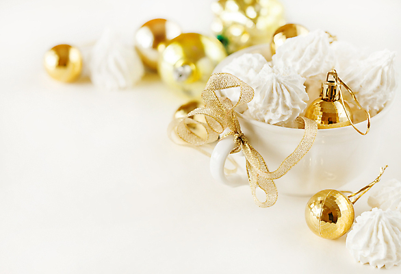 포토 JPG 해외이미지 모양 리본 음식 크리스마스 공 휴가 디저트 나선형 선물 사람없음 장식 컵 빛 파티 쿠키 케이크 침묵 빵집 흰색 대접 황금 달콤 설탕 굽기 크림 솜털 충동구매 프랑스어 머랭 바닐라 저지방 핸드메이드 머랭쿠키 해외포토 문자 식기 기념일 컬러 무늬 이벤트 쇼핑 상점 소리 맛 기름_음식 구이 과소비 파일형식 이미지허브