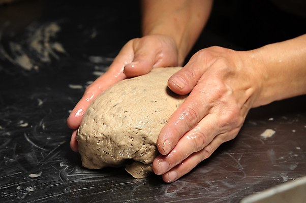 포토 JPG 해외이미지 음식 빵 재료 탁자 파스타 관리 요리 사람 사람없음 주방 요리사 빵집 흰색 신선 밀 굽기 준비 날것 반죽 만들기 밀가루 부드러움 밀가루반죽 덩어리 제빵사 페스츄리 핸드메이드 해외포토 직업 컬러 가구 모션 곡류 서양음식 상점 감각 가루 구이 파일형식 이미지허브