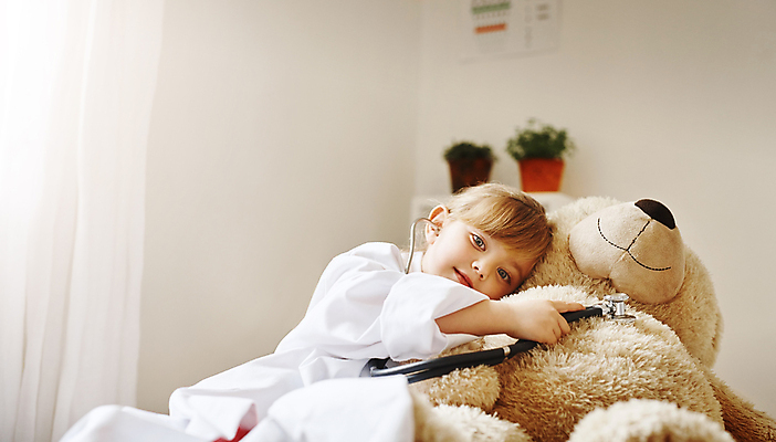 포토 JPG 해외이미지 서양인 응시 여자 어린이 청진기 실내 한명 상반신 옆모습 햇빛 기댐 곰인형 잡기 병원놀이 소녀한명만 해외포토 외국인 1 시선 인형 뷰포인트 의료기기 모션 놀이 사람 내부 태양 여자한명만 소녀만 파일형식 이미지허브