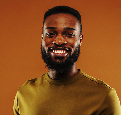 포토 JPG 해외이미지 모델 1 응시 남자 행복 감정 얼굴 백그라운드 성공 한명 서기 미소 웃음 사람 인종 성인 갈색 유행 검은색 표현 자신감 흥분 긍정 펑키 진짜 스타일 해외포토 시선 컬러 컨셉 모션 표정 신체부위 파일형식 이미지허브