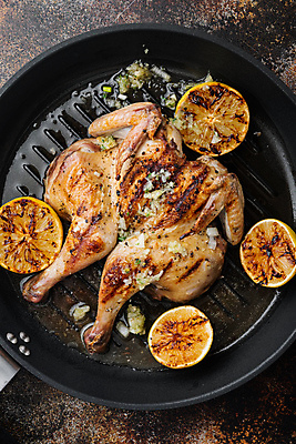 포토 JPG 해외이미지 사람없음 하이앵글 치킨 닭고기 프라이팬 레몬 그릴구이 해외포토 뷰포인트 과일 주방용품 육류 구이 닭고기요리 파일형식 이미지허브