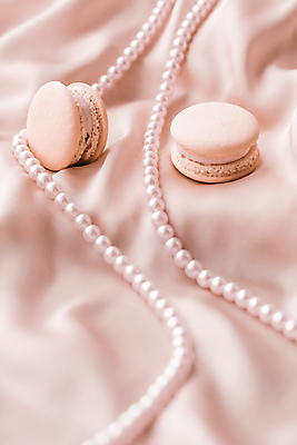 포토 JPG 해외이미지 디저트 실내 사람없음 달콤 실크 천 진주 마카롱 분홍색배경 해외포토 음식 분홍색 백그라운드 내부 직물 맛 보석 파일형식 이미지허브