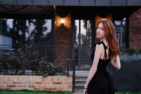 포토 JPG 해외이미지 행복 건축양식 성공 새로움 주택 갈색머리 한명 야외 건물 캐주얼 갈색 검은색 자신감 행운 재산 구매 싱글 개성 주인 교외 혼자 여자만 여자한명만 카피스페이스 해외포토 1 헤어스타일 건축물 옷 건축 감정 컬러 컨셉 사람 금융 쇼핑 공백 파일형식 이미지허브