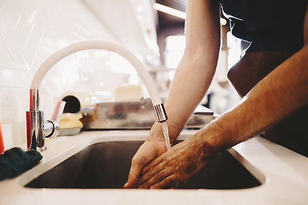 포토 JPG 해외이미지 손 실내 신체부위 주방 싱크대 손씻기 위생관리 해외포토 관리 사람 내부 씻기 개수대 파일형식 이미지허브