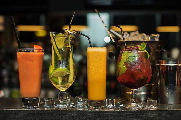 포토 JPG 해외이미지 실내 빨대 사람없음 아웃포커스 얼음 칵테일 양동이 칵테일잔 라임 칵테일바 쉐이커 해외포토 자연요소 술잔 과일 주류 촬영기법 내부 선술집 파일형식 이미지허브