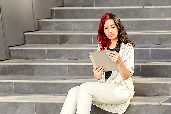 포토 JPG 해외이미지 직업 1 라이프스타일 여자 얼굴 셔츠 인터넷 비즈니스 사업가 통신 성공 노동자 한명 사람 20대 성인 태블릿 사무실 독서 뷰티 알약 디지털 웹 터치 흰색 잡기 업무 작업 비즈니스우먼 자신감 서핑 이메일 종업원 무선전화기 경영자 온라인 경영 단절 해외포토 감정 컬러 컨셉 상의 모션 청년 생활 신체부위 전자제품 스마트기기 약 수상스포츠 직장인 전화기 리더 파일형식 이미지허브