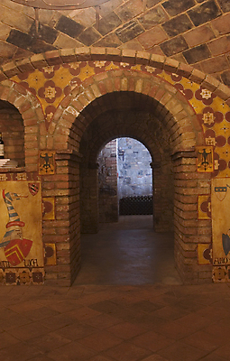 포토 JPG 해외이미지 유럽 건축양식 창문 주택 사람없음 내부 건물 빛 와인 이탈리아 흰색 기둥 복도 중세 역사 야간 아치 천연기념물 고딕 고물 양조장 옛날 토스카나 회랑 해외포토 자연요소 건축물 건축 나라 컬러 주류 파일형식 이미지허브