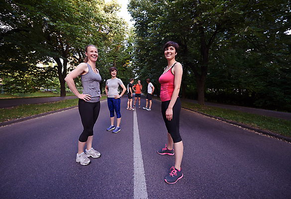 포토 JPG 해외이미지 주간 전신 나무 여자 남자 도로 함께함 여러명 성인 야외 앞모습 옆모습 달리기 조깅 마라톤 달리기선수 성인만 해외포토 자연요소 식물 길 뷰포인트 다수 컨셉 교통시설 모션 사람 경기 운동 육상스포츠 육상선수 파일형식 이미지허브