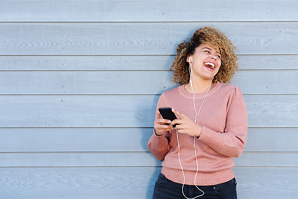 포토 JPG 해외이미지 모델 1 라이프스타일 응시 여자 행복 얼굴 음악 벽 이어폰 백그라운드 한명 서기 미소 웃음 사람 성인 우주 검은색 소리 듣기 회색 자유 표현 중앙 플러스 오디오 치수 굴곡 진짜 해외포토 기호 시선 감정 컬러 음향기기 컨셉 모션 문화예술 표정 생활 신체부위 전자제품 파일형식 이미지허브
