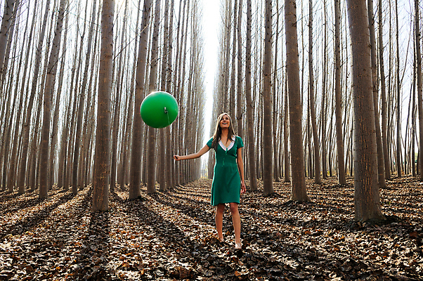 포토 JPG 해외이미지 전신 나무 여자 한명 서기 들기 성인 야외 앞모습 풍선 성인여자한명만 해외포토 식물 1 뷰포인트 모션 사람 여자한명만 성인여자만 파일형식 이미지허브