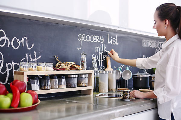 포토 JPG 해외이미지 여자 행복 채소 요리 한명 서기 미소 주방 요리사 식사 앞치마 수프 냄비 수증기 난로 찌개 책상 주부 냄새 아로마 해외포토 직업 1 감정 음식 가구 모션 표정 사람 솥 난방기 파일형식 이미지허브