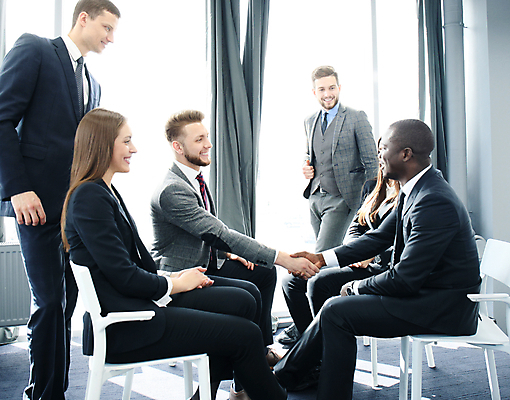 포토 JPG 해외이미지 서양인 여자 남자 회사 악수 서기 앉기 정장 손짓 여러명 상반신 성인 옆모습 마주보기 비즈니스맨 비즈니스우먼 성인만 해외포토 외국인 옷 뷰포인트 다수 비즈니스 모션 사람 직장인 파일형식 이미지허브