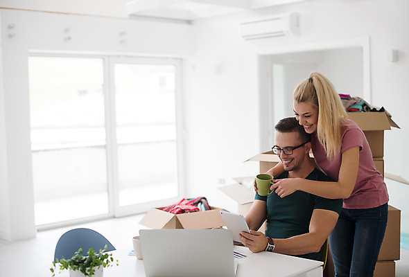 포토 JPG 해외이미지 부부 여자 남자 행복 의자 창문 안기 사랑 들기 상반신 성인 두명 옆모습 컵 노트북 상자 책상 이삿짐 성인만 해외포토 식기 커플 감정 뷰포인트 가구 모션 사람 전자제품 이사 파일형식 이미지허브