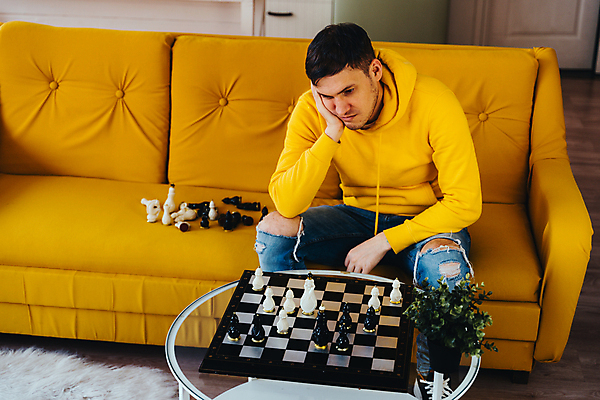 포토 JPG 해외이미지 라이프스타일 남자 스포츠 청소년 놀이 휴식 아파트 실내 한명 사람 앉기 경기 취미 가로 캐주얼 소파 노란색 경쟁 방 도전 게임 도박 체스 소프트포커스 싸움 전략 백자 토너먼트 혼자 해외포토 1 옷 컬러 컨셉 의자 모션 주택 촬영기법 내부 생활 도자기 파일형식 이미지허브
