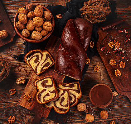 포토 JPG 해외이미지 빵 사람없음 하이앵글 갈색 케이크 슬라이스 호두 나무도마 코코아가루 파운드케이크 플랫레이 해외포토 음식 뷰포인트 컬러 디저트 도마 목재 견과류 플랫 가루 파일형식 이미지허브