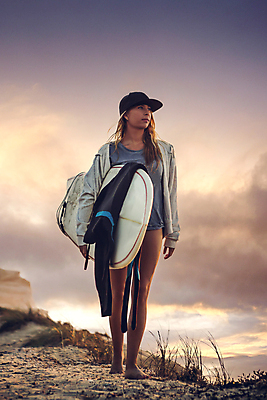 포토 JPG 해외이미지 주간 전신 백인 응시 여자 수영복 파도 바다 한명 들기 성인 야외 앞모습 걷기 서핑보드 서핑 성인여자한명만 해외포토 자연요소 서양인 1 시선 옷 뷰포인트 모션 사람 수상스포츠 보드_스포츠 여자한명만 성인여자만 파일형식 이미지허브