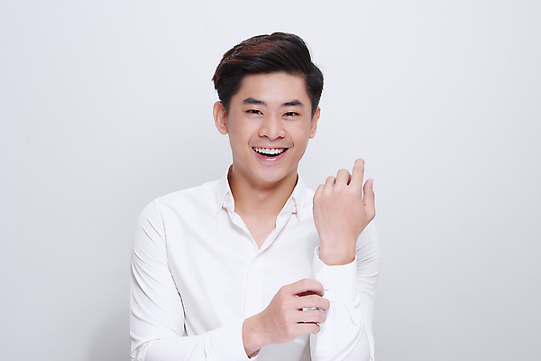 포토 JPG 해외이미지 응시 남자 실내 한명 웃음 동양인 손짓 상반신 성인 앞모습 뷰티 흰배경 풀기 성인남자한명만 해외포토 1 시선 뷰포인트 백그라운드 모션 표정 사람 인종 내부 흰색 남자한명만 성인남자만 파일형식 이미지허브