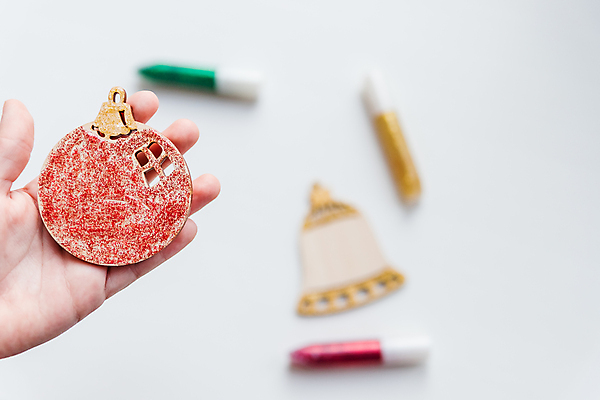 포토 JPG 해외이미지 손 크리스마스장식 크리스마스 겨울 들기 아웃포커스 신체부위 장식 종 흰배경 크레파스 DIY 핸드메이드 오너먼트 해외포토 계절 기념일 백그라운드 모션 학용품 촬영기법 사람 취미 흰색 파일형식 이미지허브