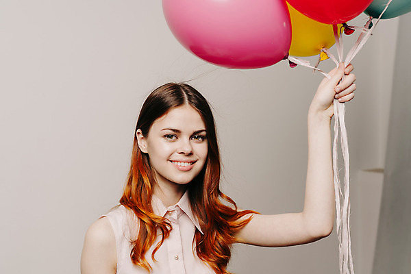 포토 JPG 해외이미지 응시 여자 실내 한명 상반신 성인 앞모습 잡기 풍선 성인여자한명만 해외포토 1 시선 뷰포인트 모션 사람 내부 여자한명만 성인여자만 파일형식 이미지허브