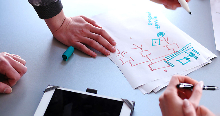 포토 JPG 해외이미지 손 종이 비즈니스 실내 들기 신체부위 태블릿 펜 자료 기록 세미나 해외포토 모션 사람 내부 전자제품 스마트기기 필기구 파일형식 이미지허브