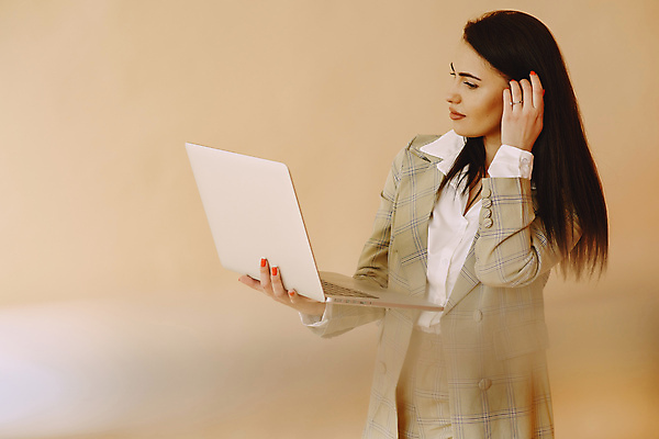 포토 JPG 해외이미지 백인 여자 갈색머리 실내 한명 들기 상반신 성인 앞모습 노트북 컴퓨터 사무실 재킷 성인여자한명만 해외포토 서양인 1 헤어스타일 뷰포인트 비즈니스 모션 사람 내부 전자제품 외투 여자한명만 성인여자만 파일형식 이미지허브